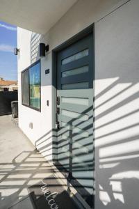 uma porta do lado de um edifício em Premier 1BR w/Bath in the Center of Culver City em Los Angeles