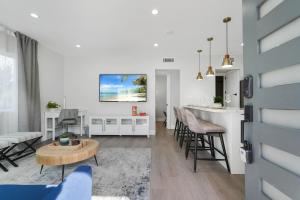 uma sala de estar com um bar e uma cozinha com uma mesa em Premier 1BR w/Bath in the Center of Culver City em Los Angeles