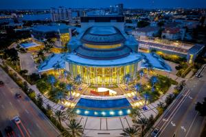 una vista aérea de un edificio en una ciudad por la noche en West Palm Beach Tropical Oasis en West Palm Beach