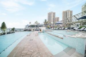 ein Bild von einem Swimmingpool in einem Ferienresort in der Unterkunft Soul Beachfront Apartments - Hosted by Wow Stay in Gold Coast