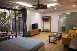 TV a/nebo společenská místnost v ubytování The Gallery Homestay - By Pegasy Group + 28 fotografií