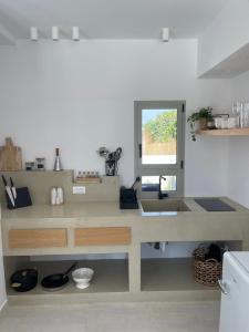 Casa di Amerissa Premium Accommodation في سكيروس: حمام مع حوض ومرآة