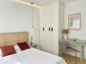 sypialnia z łóżkiem, biurkiem i biurkiem w obiekcie AM I Segovia VUT w mieście Segovia