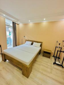 um quarto com uma cama grande num quarto em Lina’s seaside apartments em Batumi