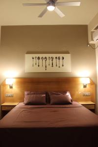 ローダにあるVilla Rododafniのベッドルーム1室(木製ヘッドボード付きのベッド1台付)