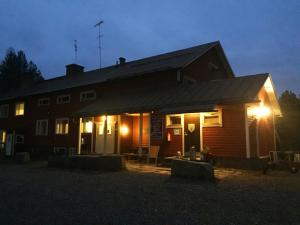 a house lit up at night with lights on it at Wanha Koulu Tahko 2h Huone, Sauna, Minikeittiö, Rinteet Spa Ravintola 6km, Sali, Wifi, Lemmikit OK, Edukas in Reittiö
