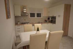 Kuchyň nebo kuchyňský kout v ubytování Villa Mateja, Beachfront House + 10 fotografií