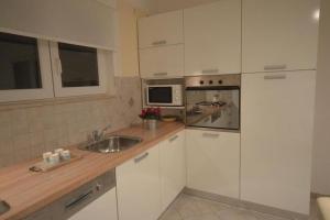 Kuchyň nebo kuchyňský kout v ubytování Villa Mateja, Beachfront House