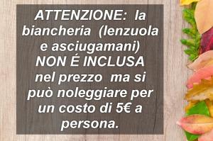 un cartel en una mesa de madera con fruta en Apartment Chez Nous, en Saint-Oyen