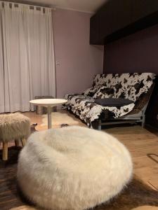 un soggiorno con tavolo e tappeto bianco di Casa Turchina a Vernante