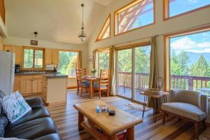 salon z kanapą i stołem w obiekcie Mountain View Cabin, Hot Tub at White Pass, Mt Rainier National Park w mieście Packwood