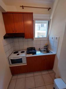 Kuchyň nebo kuchyňský kout v ubytování Eleni's Apartments Igoumenitsa - Γκαρσονιέρα 2ου ορόφου επιπλωμένη, εξοπλισμένη + 22 fotografií
