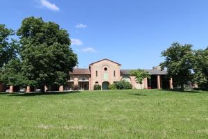 Villemur-sur-TarnにあるHavre de paix dans un Ferme rénovée - à Villemur sur Tarn - entre Toulouse et Montaubanの草原のある大家