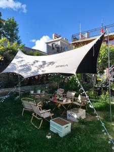 una tenda nel cortile con sedie e tavolo di Kevin's Trekker Inn a Shangri-La