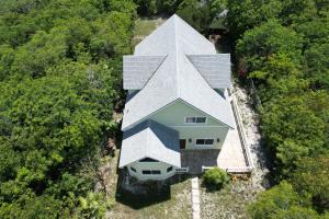 una vista aérea de una casa con techo de gambrel en Hidden Gem Exuma - KING BED master suite and central air, en Georgetown