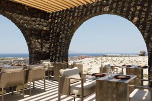 restauracja z widokiem na plażę w obiekcie Elysian Retreat w mieście Oia