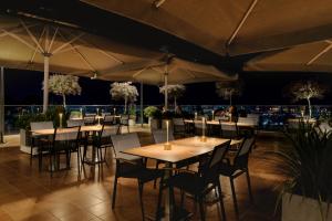 Restoran või mõni muu söögikoht majutusasutuses Dar Al Mauge Boutique Hotel with Outdoor Pool