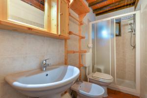 uma casa de banho com um lavatório e um WC em 42- Casetta Benetollo Vacanza in Toscana - CASA PRIVATA em Castel del Piano