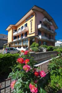 a building with pink roses in front of it at Hotel Mistrello in Borgo Val di Taro