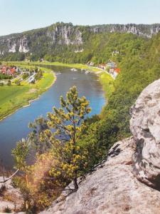 vistas al río desde una montaña en Ferienwohnung-Ritscher-in-Lichtenhain-2, en Lichtenhain