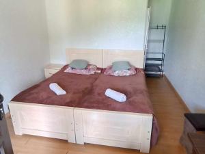 Letto o letti in una camera di Jeiran Japaridze's Guesthouse