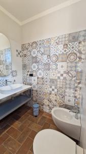 y baño con lavabo, bañera y aseo. en BnB Bagno di Bosco, en Gubbio