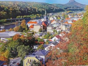 uma vista aérea de uma cidade com um rio em Ferienwohnung-Ritscher-in-Lichtenhain-1 em Lichtenhain