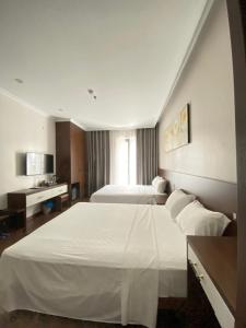 Un pat sau paturi într-o cameră la MOONLIGHT HOTEL