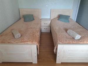 Letto o letti in una camera di Jeiran Japaridze's Guesthouse