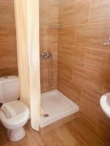 オルモス・パナギアスにあるKallistiのバスルーム(シャワー、トイレ、洗面台付)