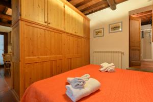 a bedroom with two towels on a bed at 42- Casetta Benetollo Vacanza in Toscana - CASA PRIVATA in Castel del Piano