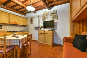 a kitchen and dining room with a table and chairs at 42- Casetta Benetollo Vacanza in Toscana - CASA PRIVATA in Castel del Piano