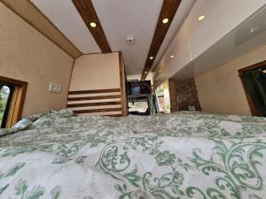 ein Schlafzimmer mit einem großen Bett in einem Haus in der Unterkunft Camperlife in Tbilisi City