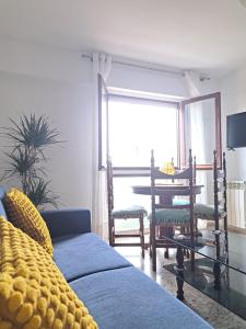 a living room with a couch and a dining room table at Apartamento Con Vistas Al Pilar con Aparcamiento privado in Zaragoza