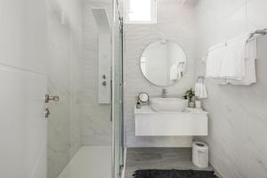 een witte badkamer met een douche en een wastafel bij New beautiful studio, private terrace-Hvar town in Hvar