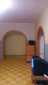 una habitación vacía con TV sentada en una mesa en Economy Baltics Apartments - Liivamäe en Tallin