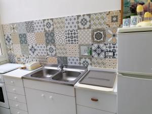 Η κουζίνα ή μικρή κουζίνα στο Orchidea