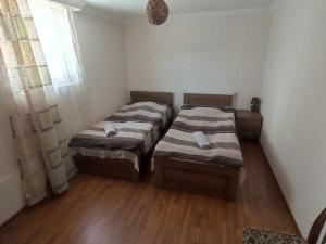 Letto o letti in una camera di Jeiran Japaridze's Guesthouse