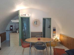 a kitchen and dining room with a table and chairs at Gîte 2 "Le Tilia " aux magnolias 3 étoiles in Aubenas