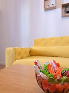 uma tigela de doces numa mesa em frente a um sofá em Apartment Donna Cavtat em Zvekovica
