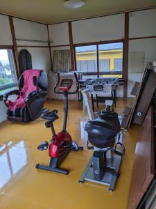 pokój z siłownią z rowerami treningowymi w obiekcie Pension Alba - Vacation STAY 70972v w mieście Tateyama