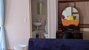 W łazience znajduje się lustro i umywalka. w obiekcie Pension Alba - Vacation STAY 70972v w mieście Tateyama