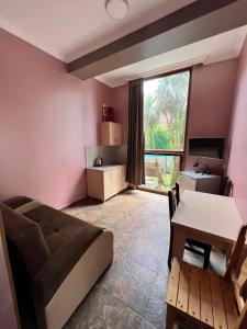 Hotel Inter في يوريكي: غرفة نوم بسرير وطاولة ومكتب