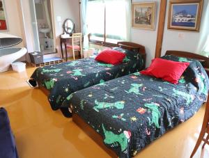 - deux lits assis l'un à côté de l'autre dans une pièce dans l'établissement Pension Alba - Vacation STAY 70965v, à Tateyama