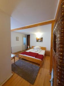Postel nebo postele na pokoji v ubytování Casa Coraiu