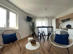 - un salon avec deux chaises et une table dans l'établissement Apartmani Marko, à Trogir