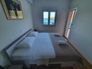 マリナにあるLuxury Apartman Markoの大型ベッド1台(階段付) +22枚の写真
