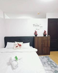 - une chambre avec un lit et 2 serviettes dans l'établissement Chael Staycation - Minimalist Modern 1-Bedroom, à Marilao