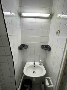 ein weißes Bad mit einem Waschbecken und einem WC in der Unterkunft Charmant studio in Clichy