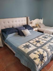 uma cama com uma colcha num quarto em Villa Chiara em Magalas